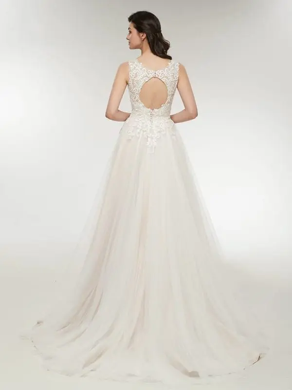 Beautiful Appliques Lace Pearls Backless Princess Beach V-Neck Sleeveless Wedding Dress in Wedding dresses