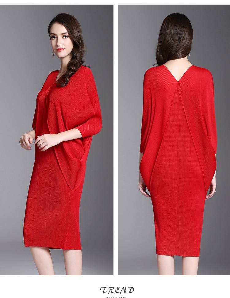 V Collar Bawting Sleeve Pleated Loose Dress in Dresses