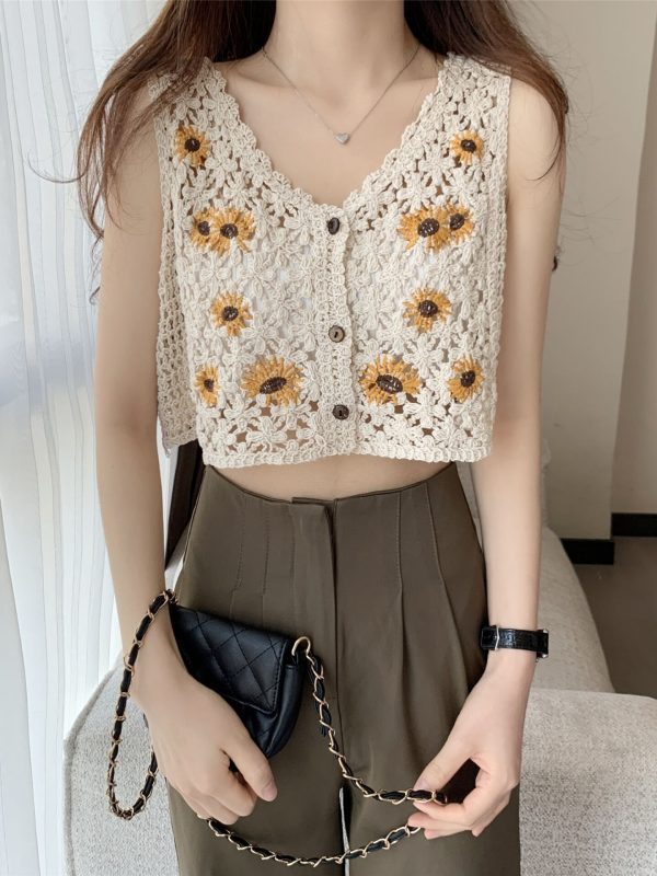 Floral embroidery sleeveless buttons front crop top