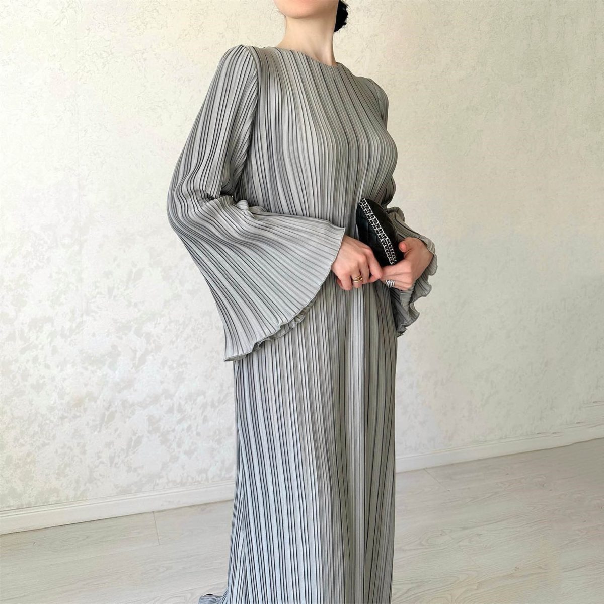 Casual Solid Color Round Neck Flared Sleeves Pleated Dress in Dresses